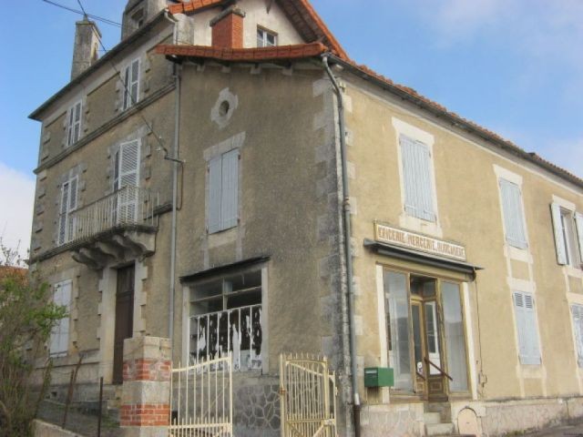 Potential! Village house with barn to..