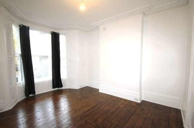 3 Bed Flat/Apartment To Let in London - 2