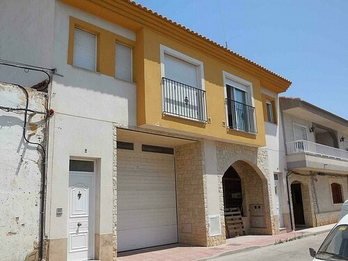 DELIGHTFUL 2 BEDROOM TOWN HOUSE