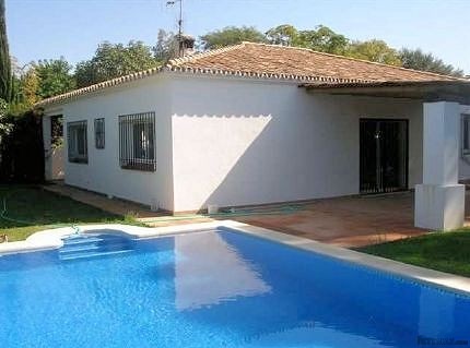 Villa for sale in Artola Baja..