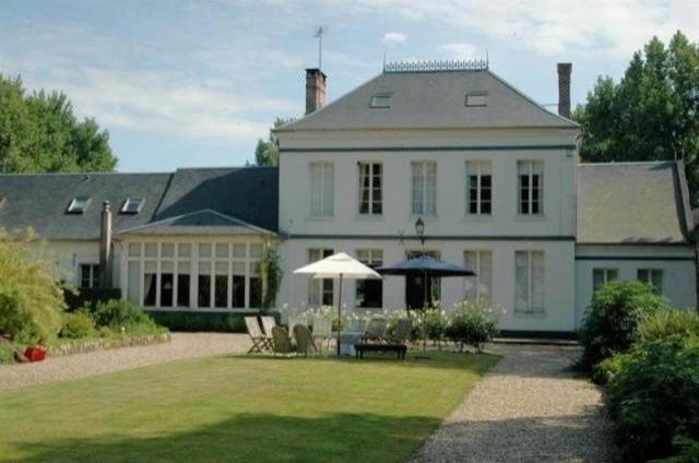 9 bedroom House For Sale: 80550 LE.. - 2