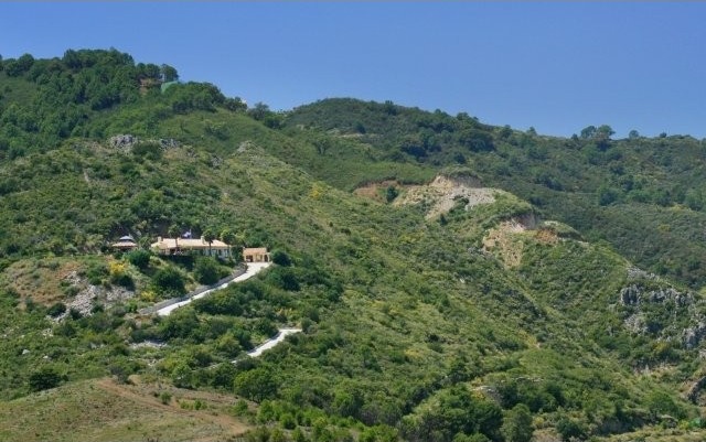 VILLA FOR SALE IN BENAHAVIS - 2