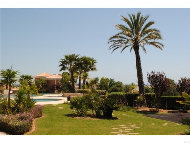 2 BED APARTMENT WITH STUNNING VIEWS - 2