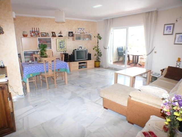Apartment - PRICED TO SELL: Spacious.. - 2