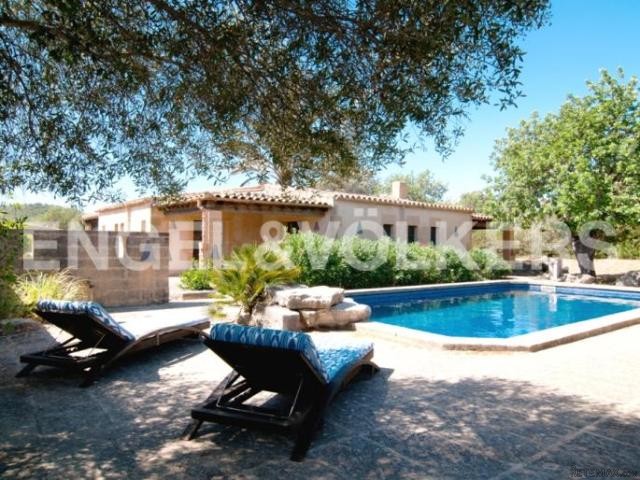 Finca in prime location with a guest..