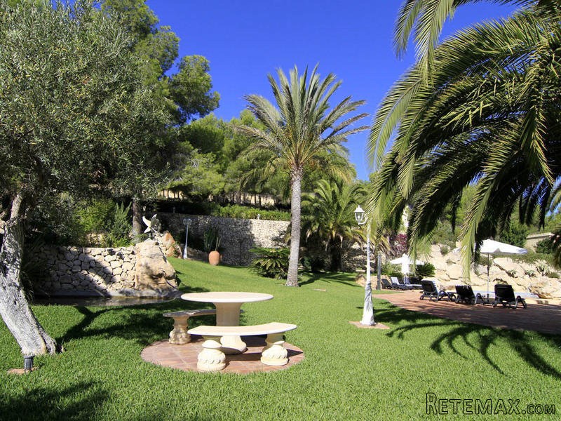 8 Bedrooms - Villa - Alicante - For Sale