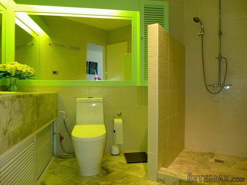 1 bedroom condo right at Wong-Amat..
