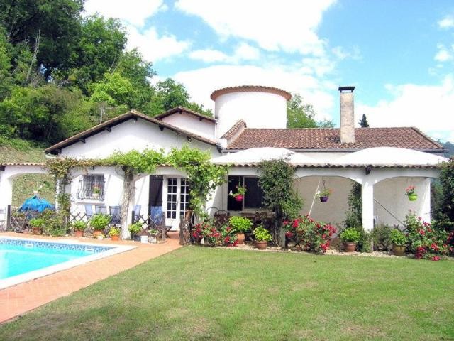 Excellent detached character house in a..