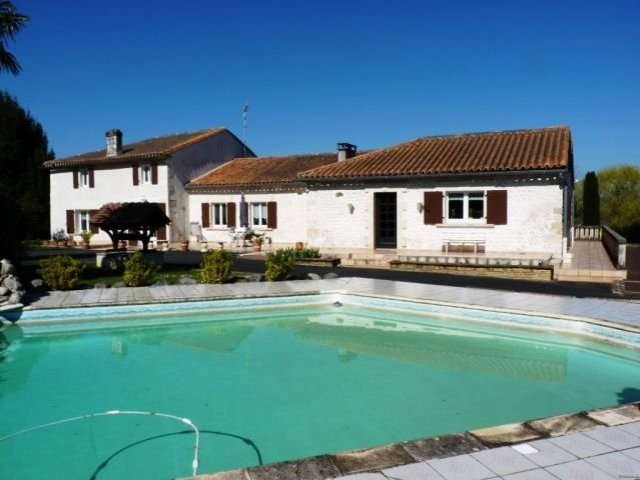 Beautiful property of 2 houses, ideal..
