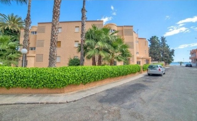 Lovely 3 Bed Apartment next to Beach