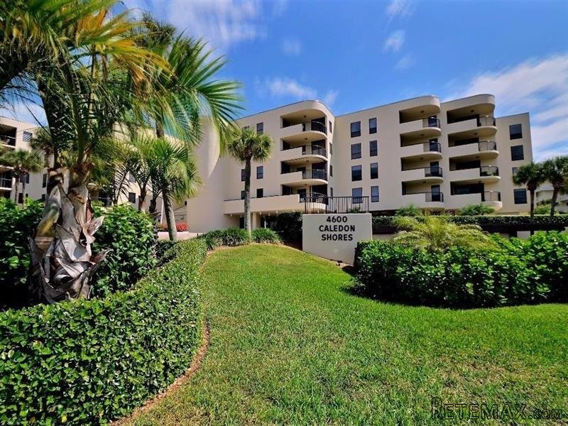 2 bedroom Flat For Sale: 4600 Highway..