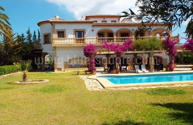 Unique Tosca stone mansion short walk..