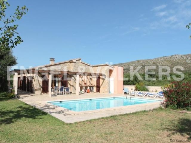 Country house with swimming pool and..