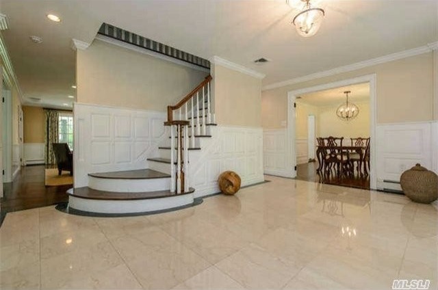 11 Peabody Rd Cold Spring Hrbr, NY 11724 - 2