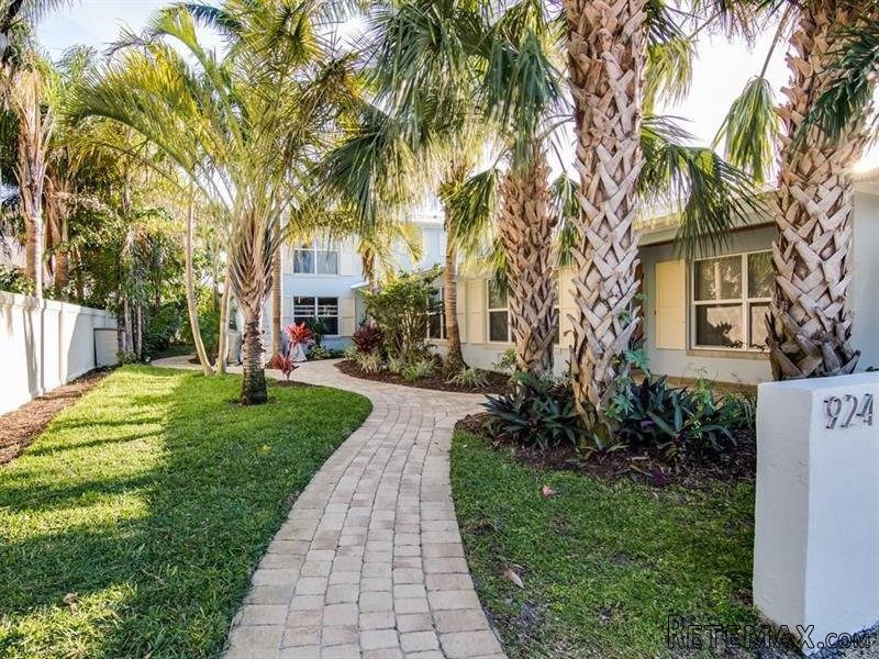 2 bedroom Flat For Sale: 924 Coquina..