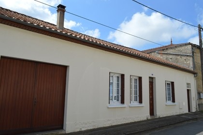 Great Ruffec townhouse with 2 garages..