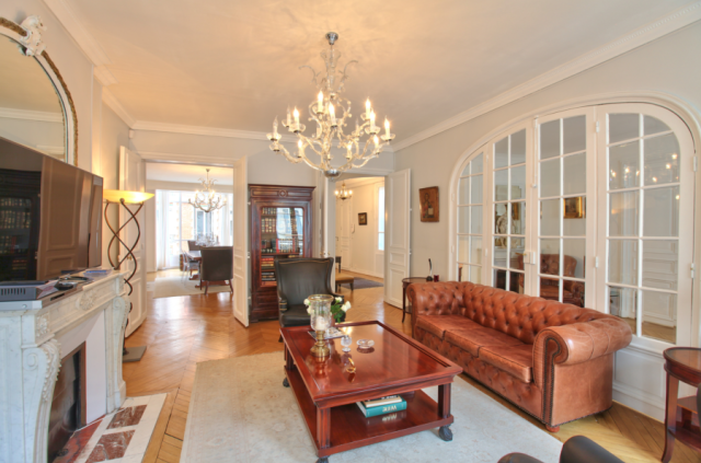 Elegant 4 bed apartment, renovated but..