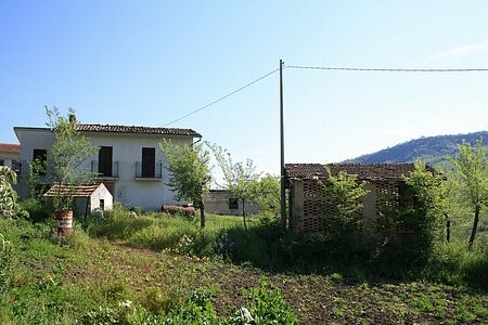 Habitable detached house with barn in a..