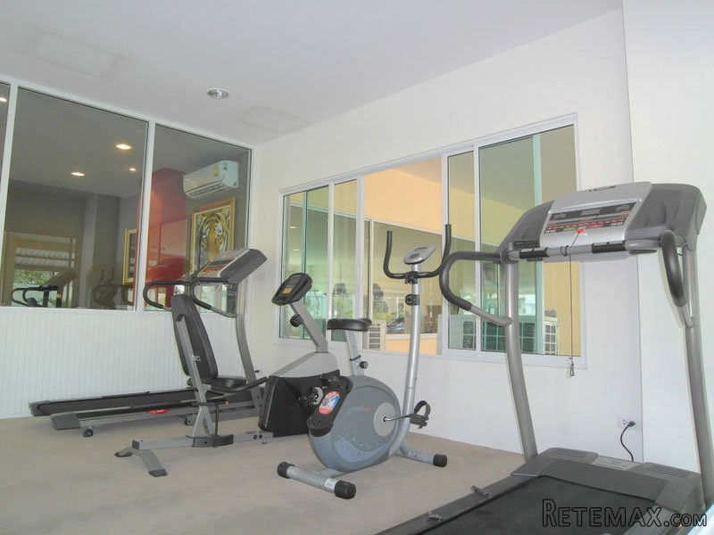 Spacious, modern studio apartment with..