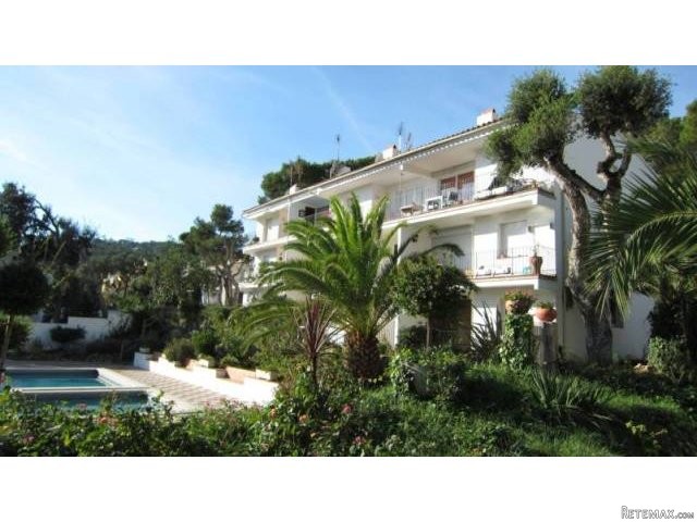APARTMENT WITH TERRACE AND GARDEN ACCES..