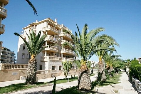 * STUNNING 3 BEDROOM APARTMENT NEAR..