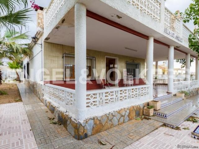 BEAUTIFUL HOUSE IN URB. MONTEZENIA - 2