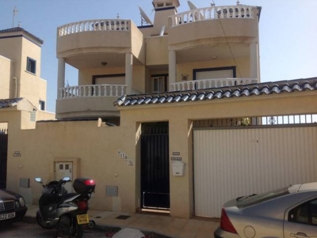 4 bedrooms Semidetached Villa in El..