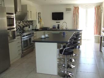 Superb Modern House Composed Of 4 / 5.. - 2