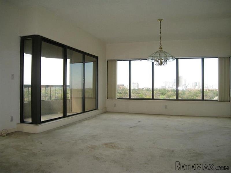 3 bedroom Flat For Sale: 2001 Holcombe.. - 2