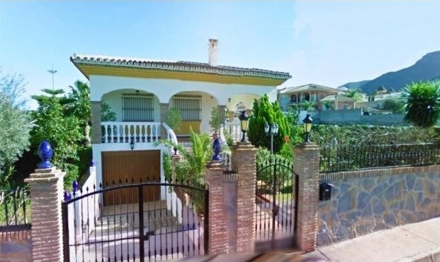 Villa - Huge Villa, Kept to High..
