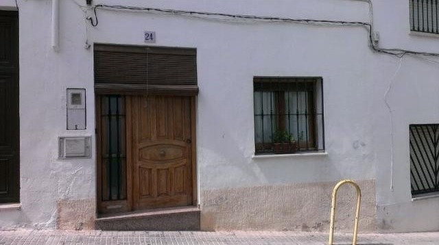 Nicely presented Town House In Oliva..