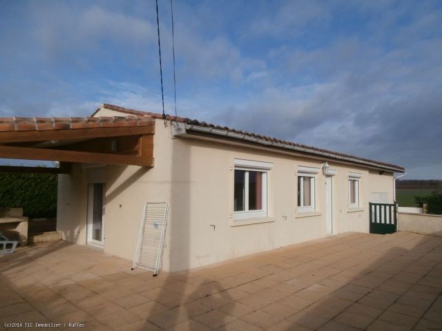 3 bedroom one level house in very good..