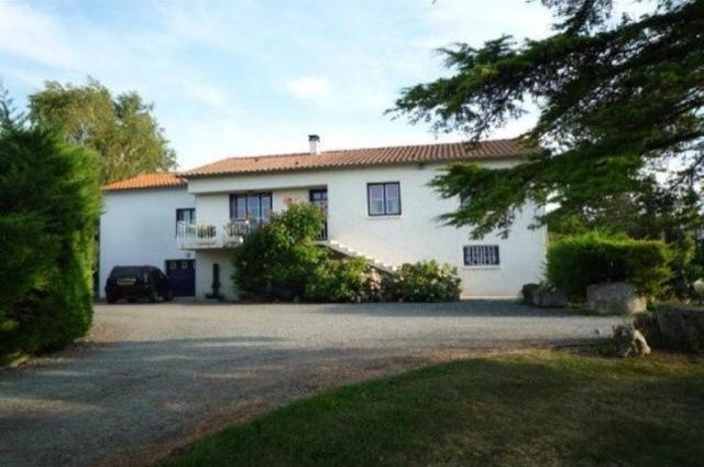 4 bedroom House For Sale: 79230 A 10..