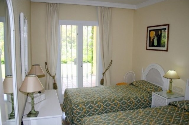 Beautiful Ground Floor Front Line Lake..