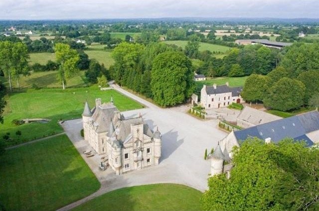 8 bedroom Property For Sale: Normandy..