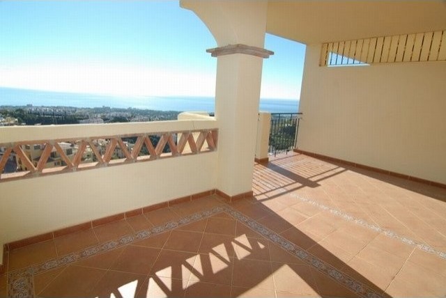 2 Bed Apartment for sale in Calahonda