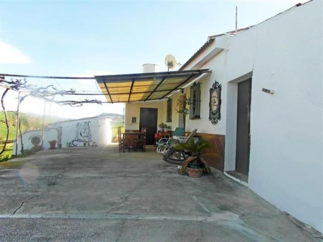 Villa - This secluded property in the..