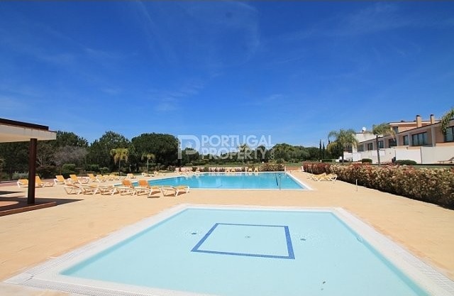 Corner ground floor 3 bed apartment - 2