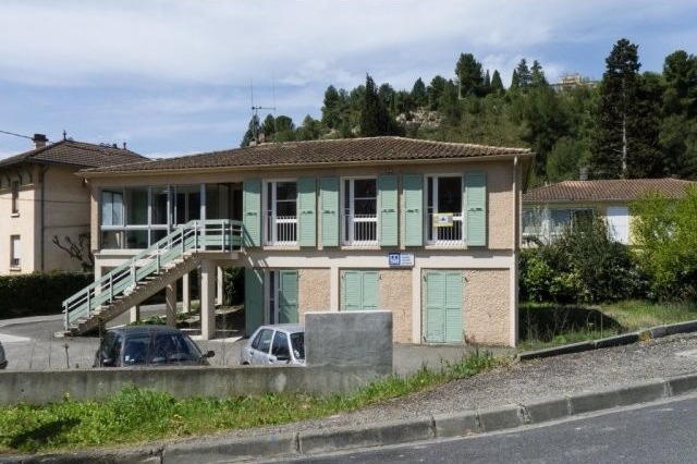 Limoux, Conveniently Located Building..