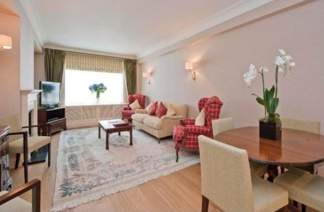 4 bed flat to rent in Park Lane..