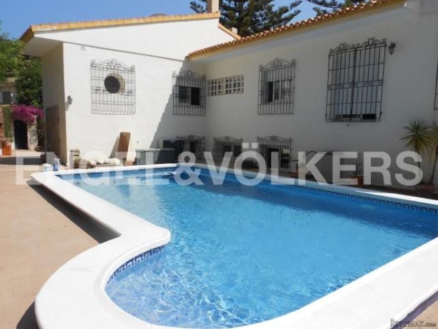 VILLA VERY CLOSE TO THE GLEA BEACH..