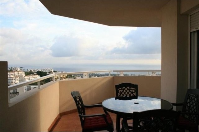 2 Bed Apartment for sale in Calahonda