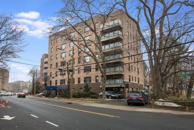 2 bedroom Co-op For Sale: Hartsdale..
