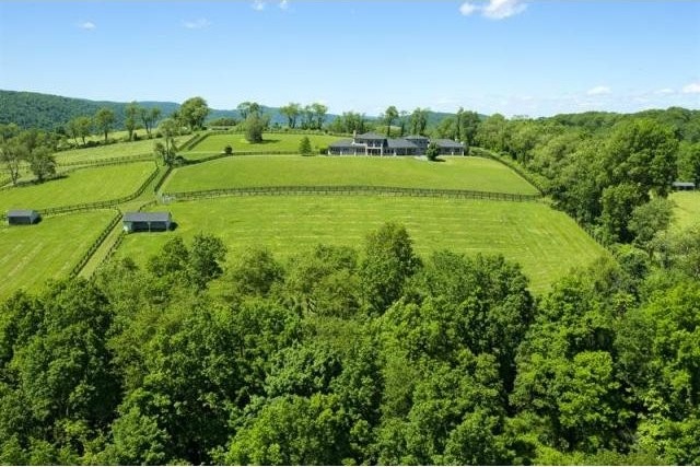 5 bedroom Residence For Sale: Pawling..