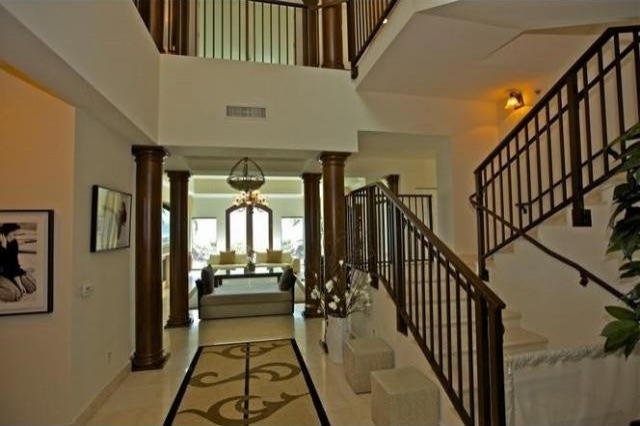 5 bedroom Flat For Sale: 5959 COLLINS..