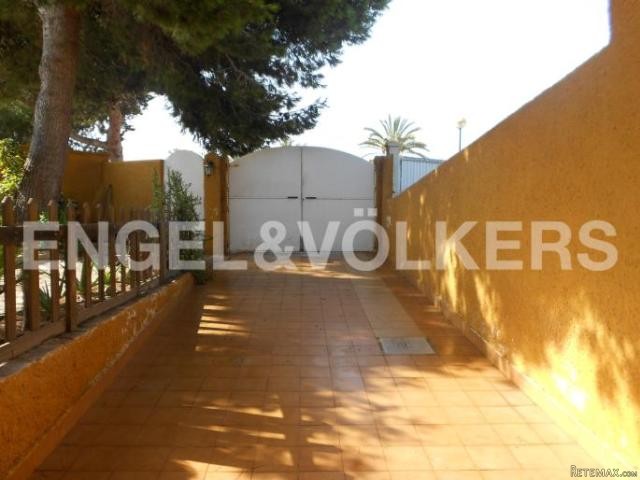 Beautiful house in a gated community... - 2
