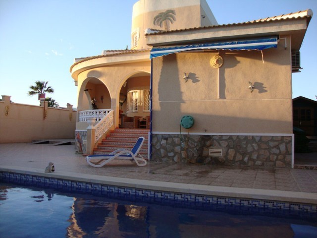 4 Bedrooms - Villa - Alicante - For Sale