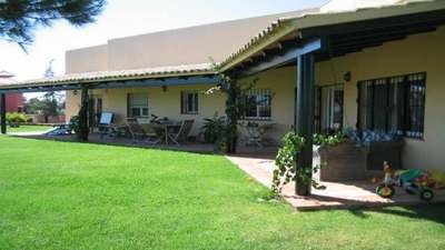 Villa - Set in a plot of 1500 square..