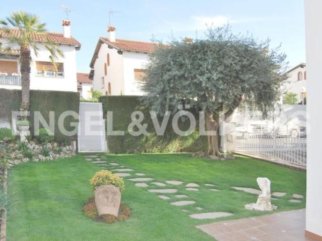 Nice house with garden. Second Beach..