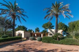 Cala Rajada, finca with stables for 3..